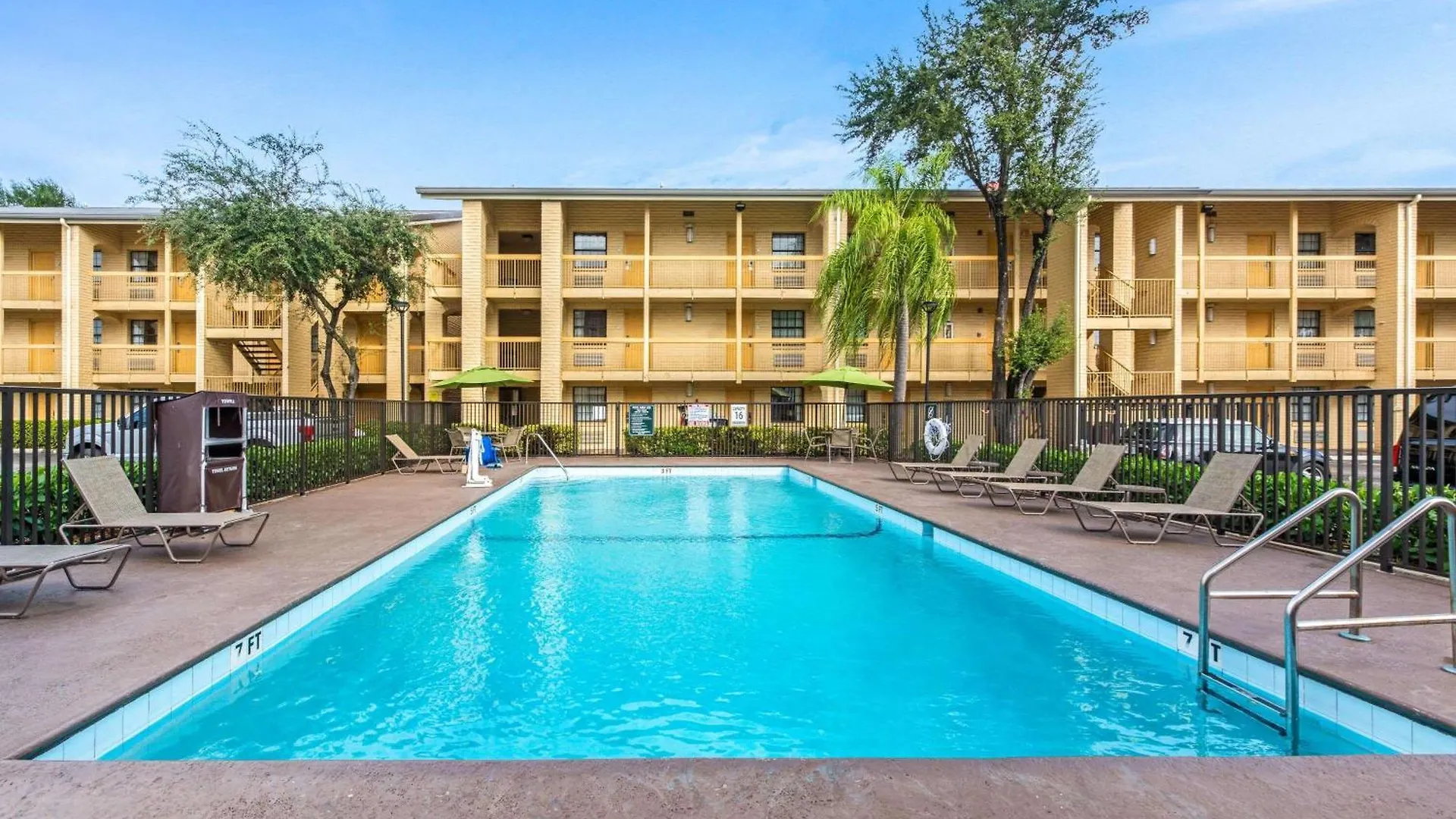 6 Airport Hotels Near Granada Golf Course for Easy Access