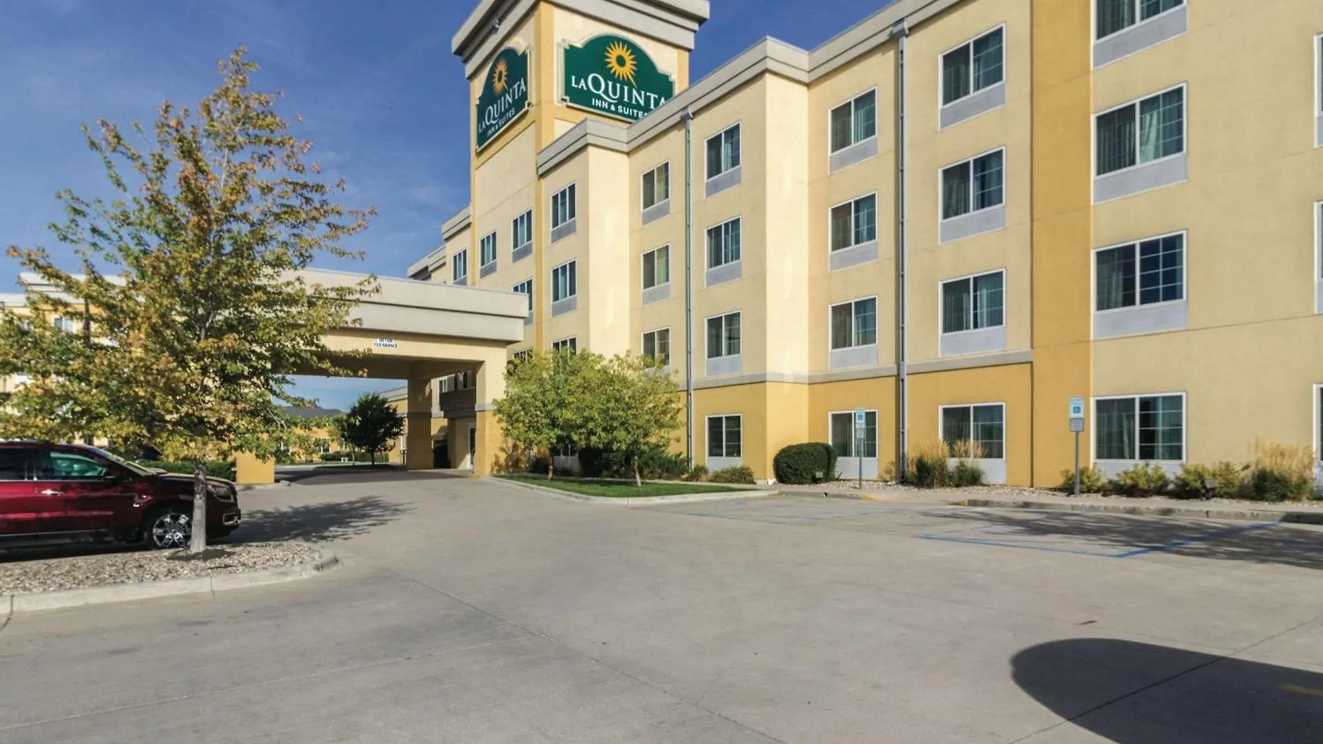 6 Airport-Friendly Hotels Close to US Veterans Ctr Fargo