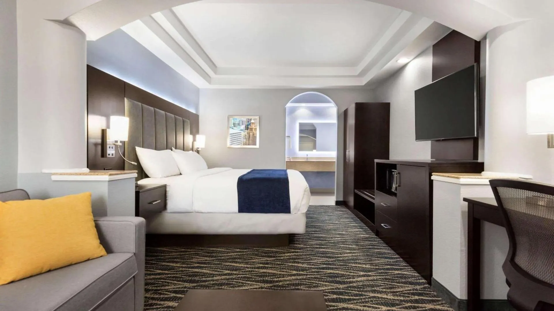 Staying Near Orange Show Foundation: 7 Business Hotels Compared