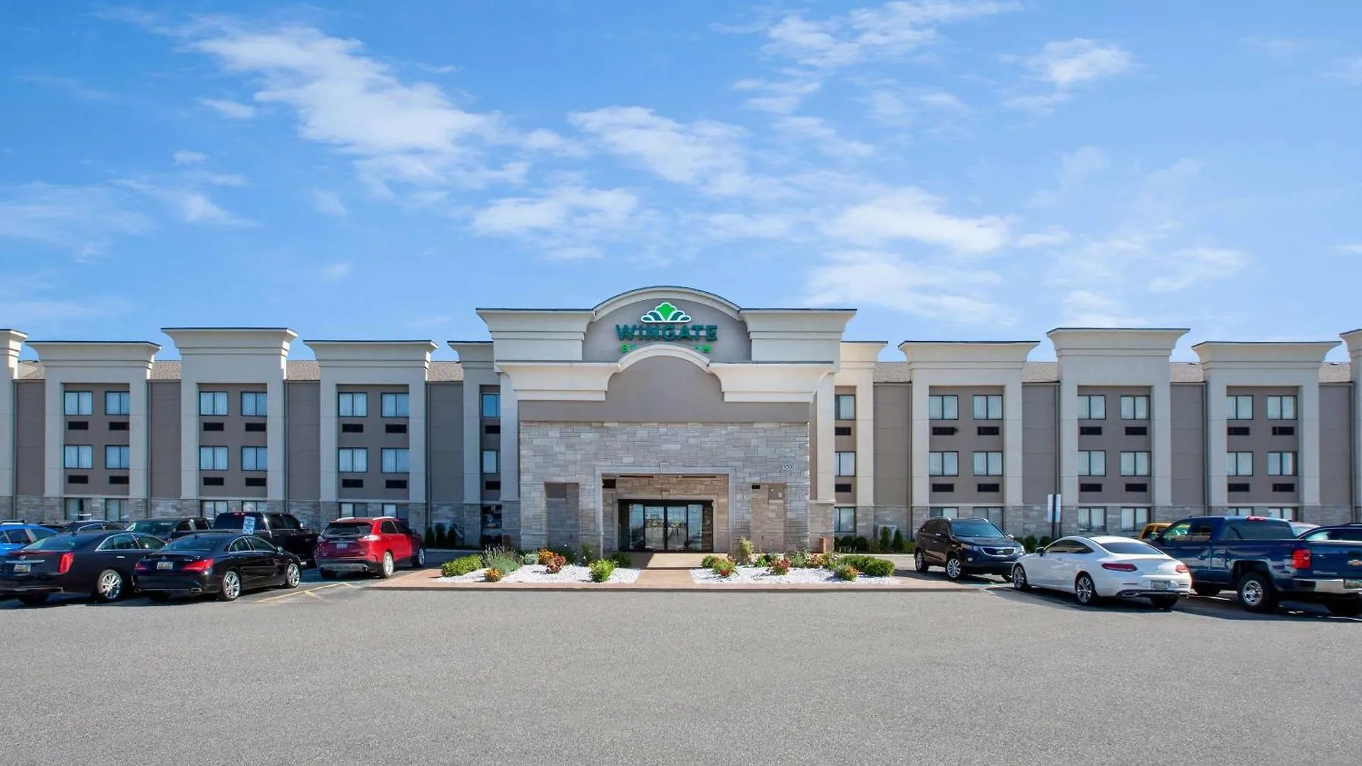 4 Business Hotels Close to Papp Park Worth Booking