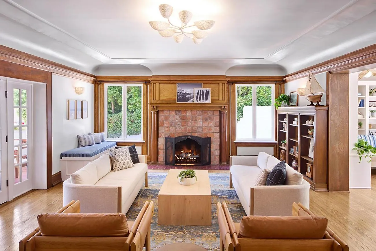 4 Smart Couple Hotels Near Tellefson Park Worth Booking