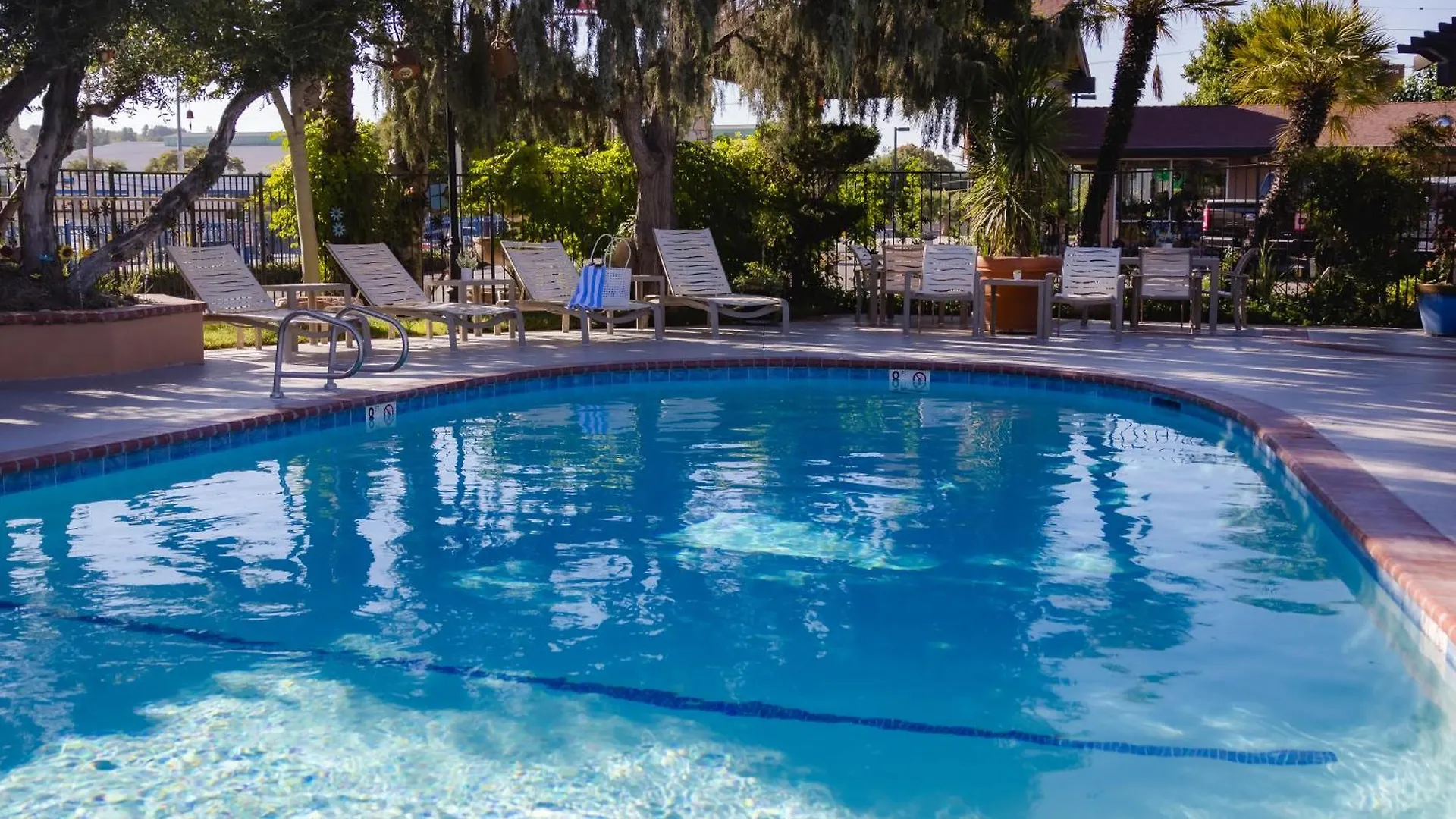 4 Couple Hotels Near Ravine Waterpark That Deliver
