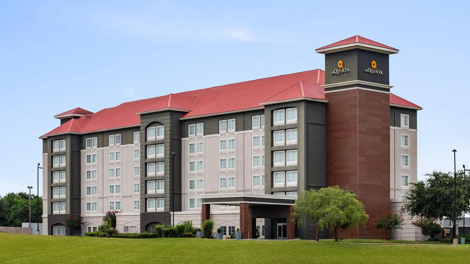 4 La Quinta Hotels Near Six Flags Hurricane Harbor That Stand Out