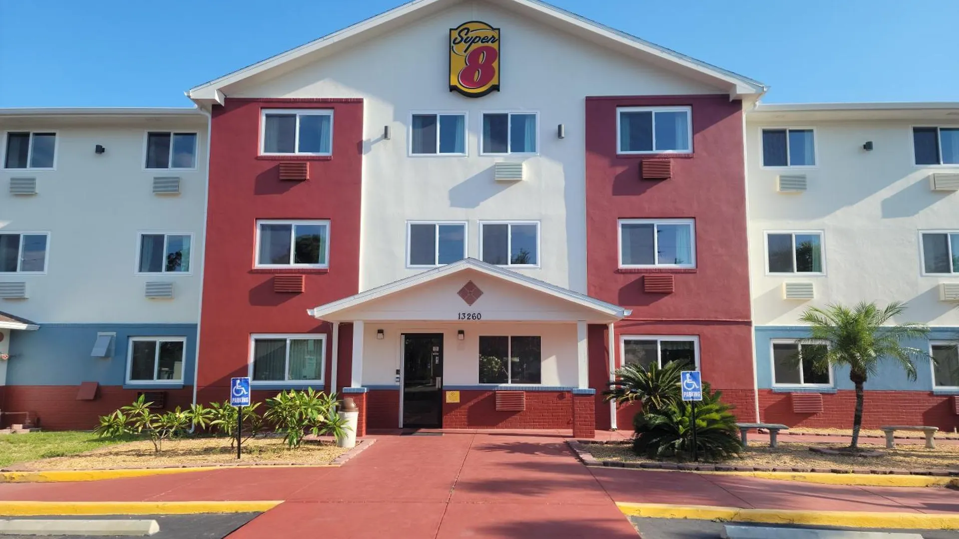 4 Business Hotels Near Minnreg Hall Worth Booking in Largo