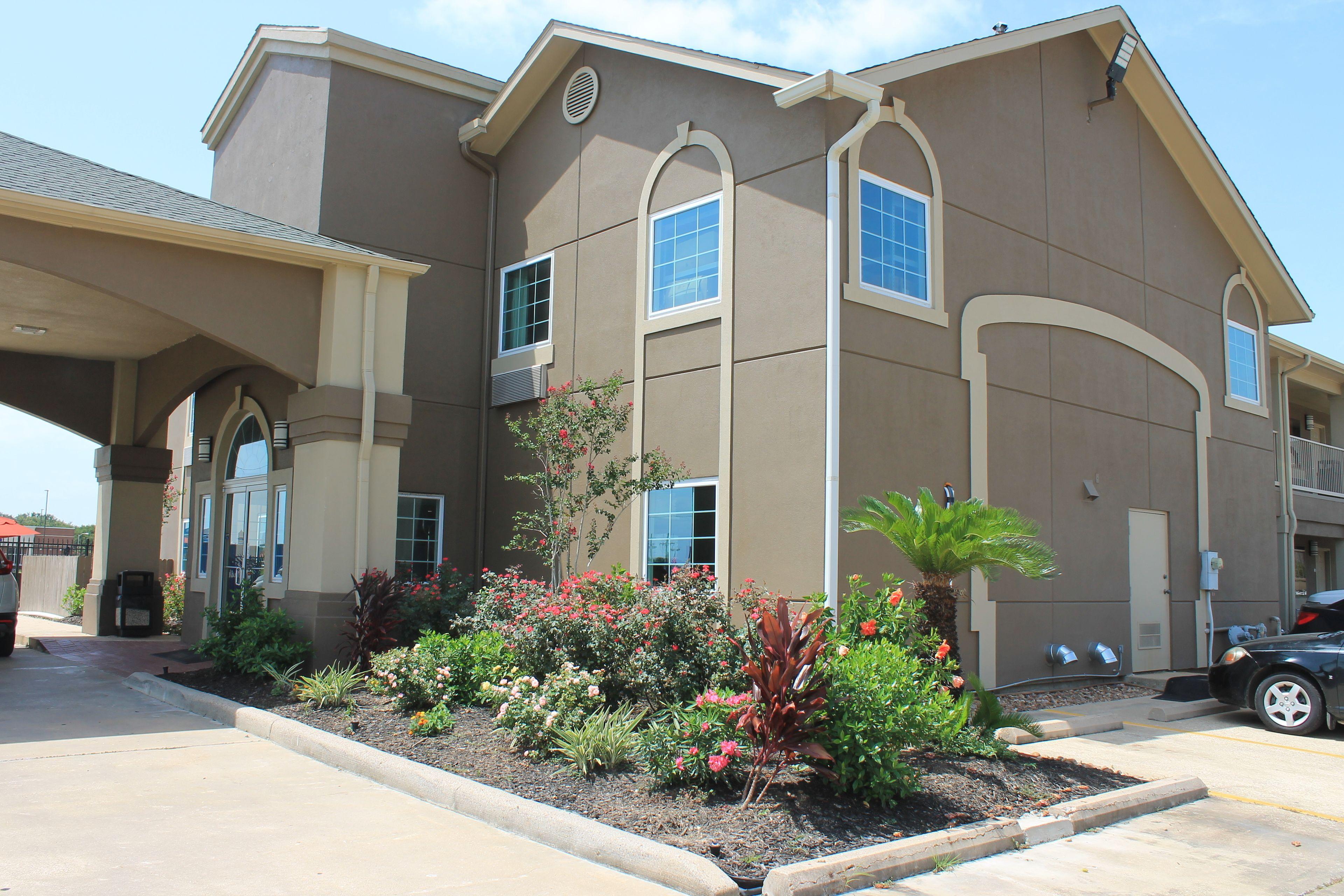 7 Airport Hotels Near Christus St Mary Hospital Worth Booking