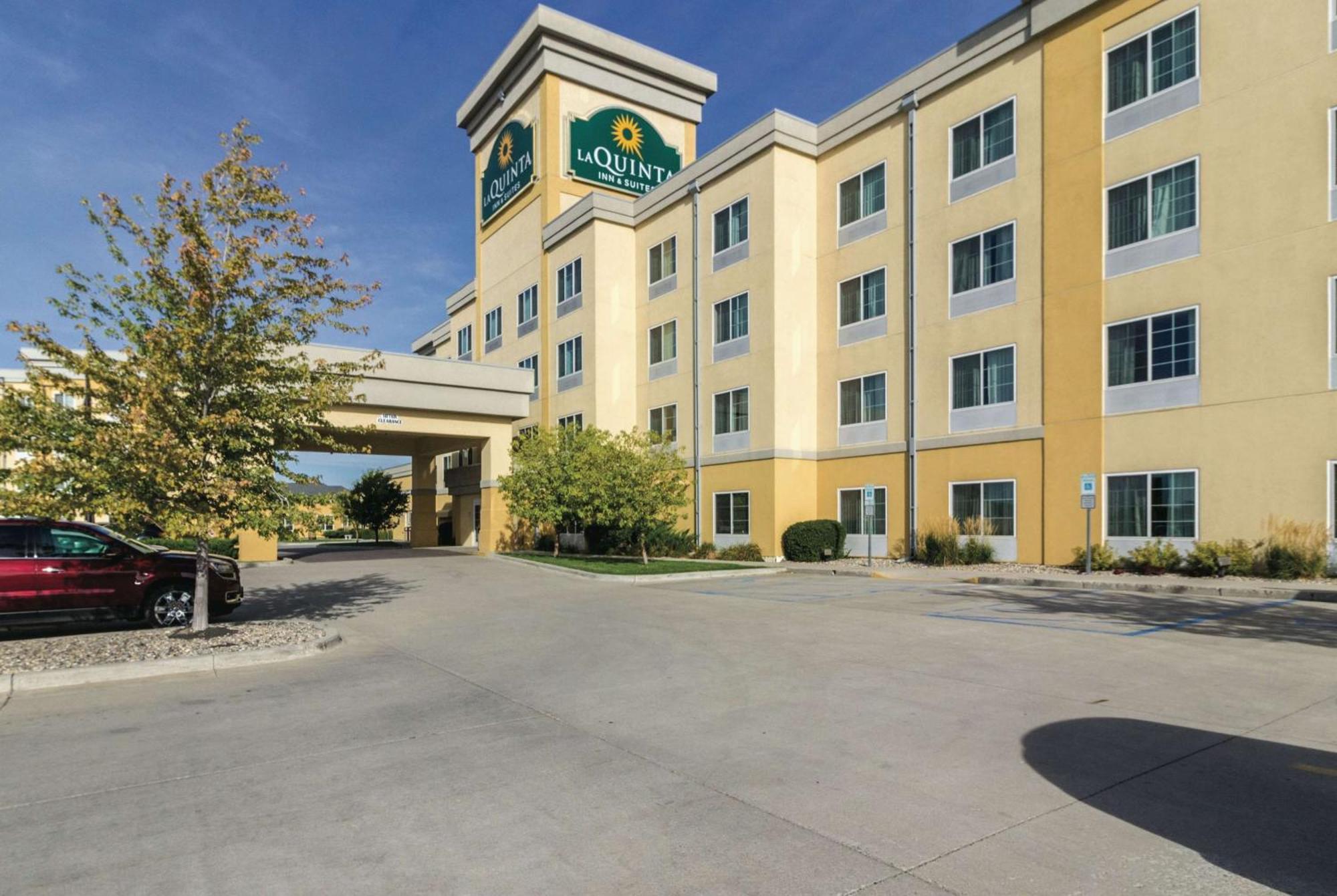 6 Airport-Friendly Hotels Close to US Veterans Ctr Fargo