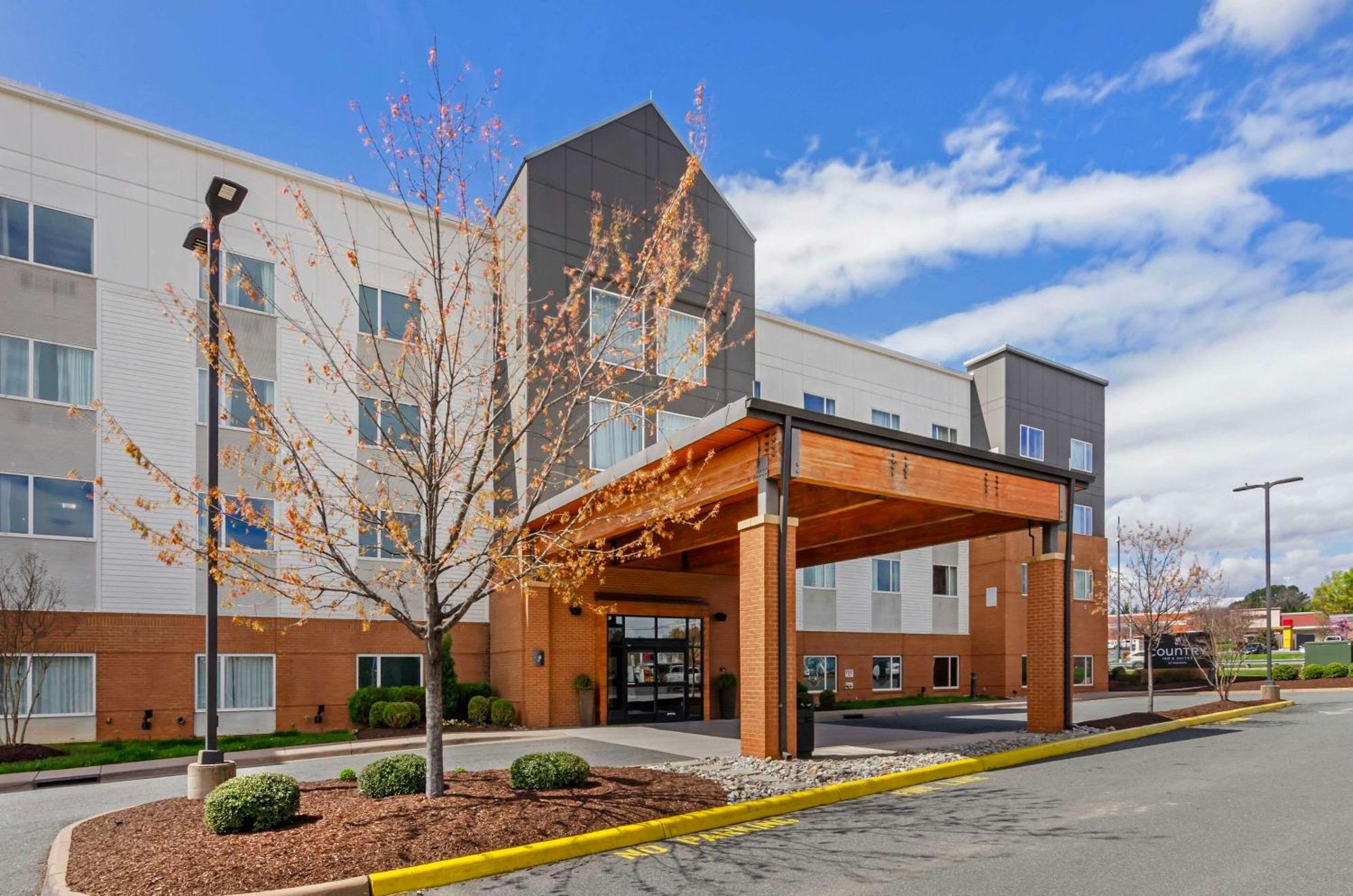 Staying Near McCormick Observatory: 7 Budget Hotels Compared
