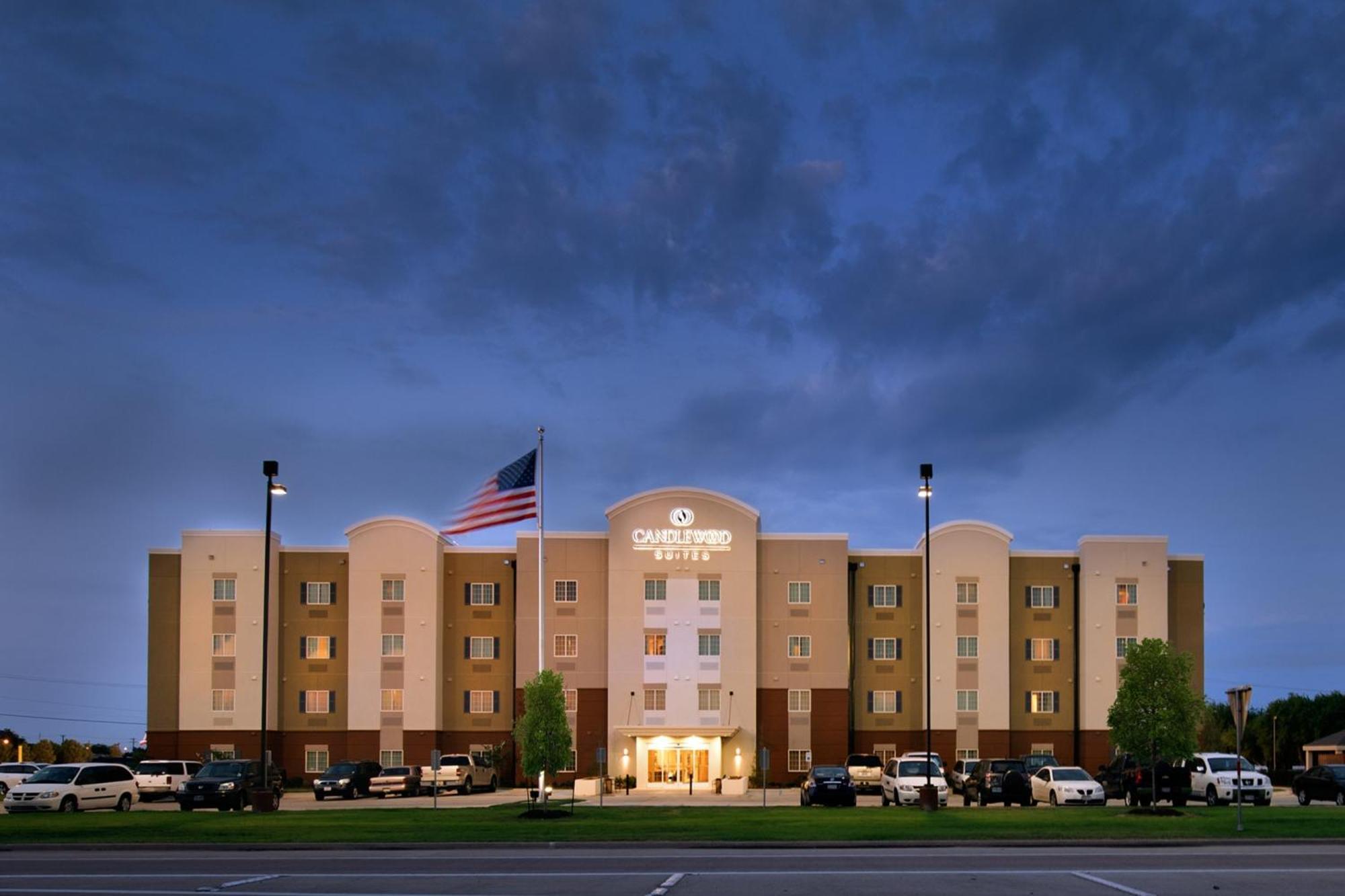 Staying Near Burger's Lake: 4 Business Hotels Compared