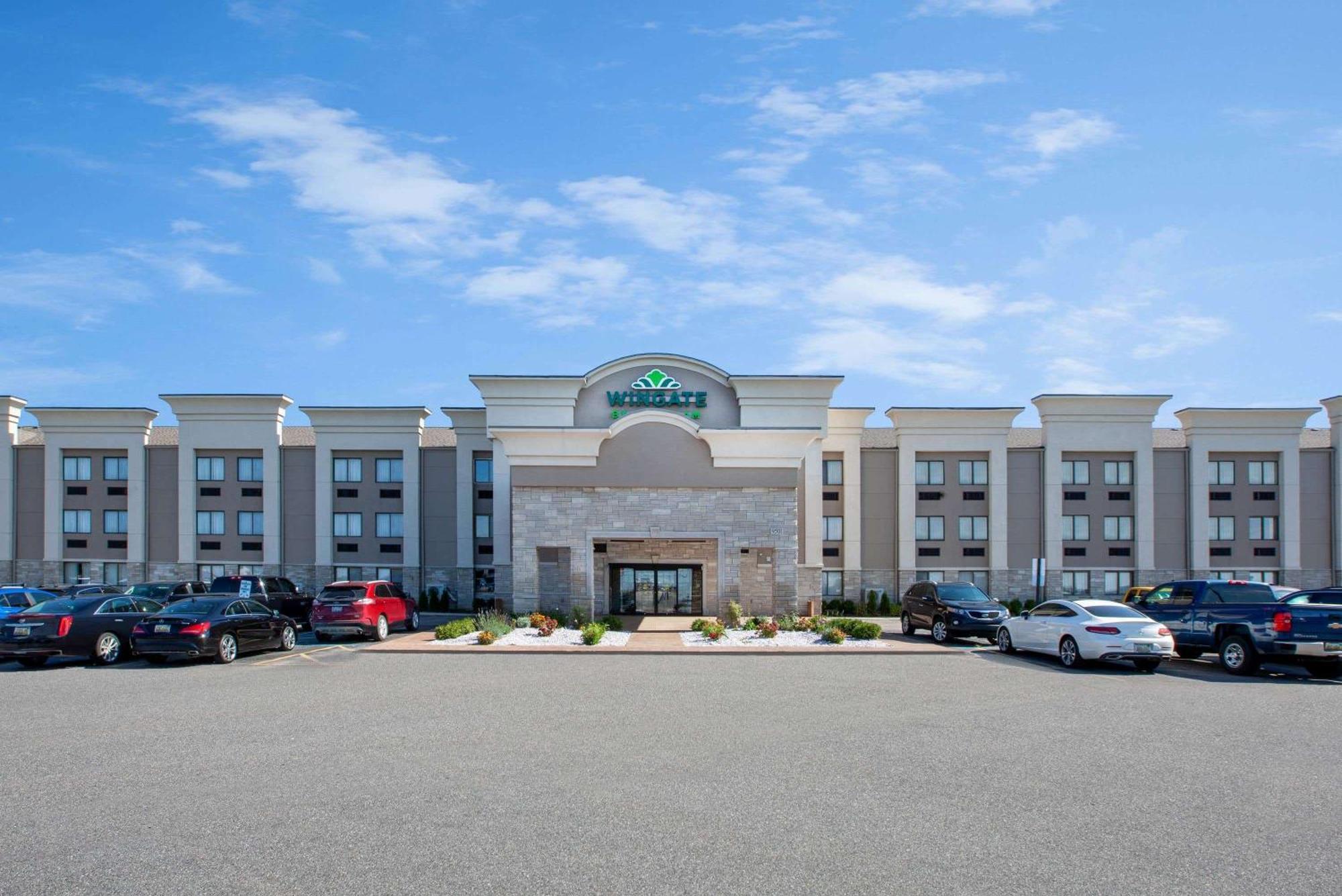4 Business Hotels Close to Papp Park Worth Booking