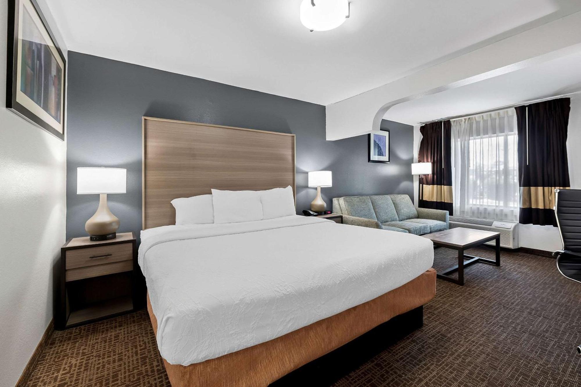 4 Smart 3-Star Hotels Near Crown Center Worth Booking