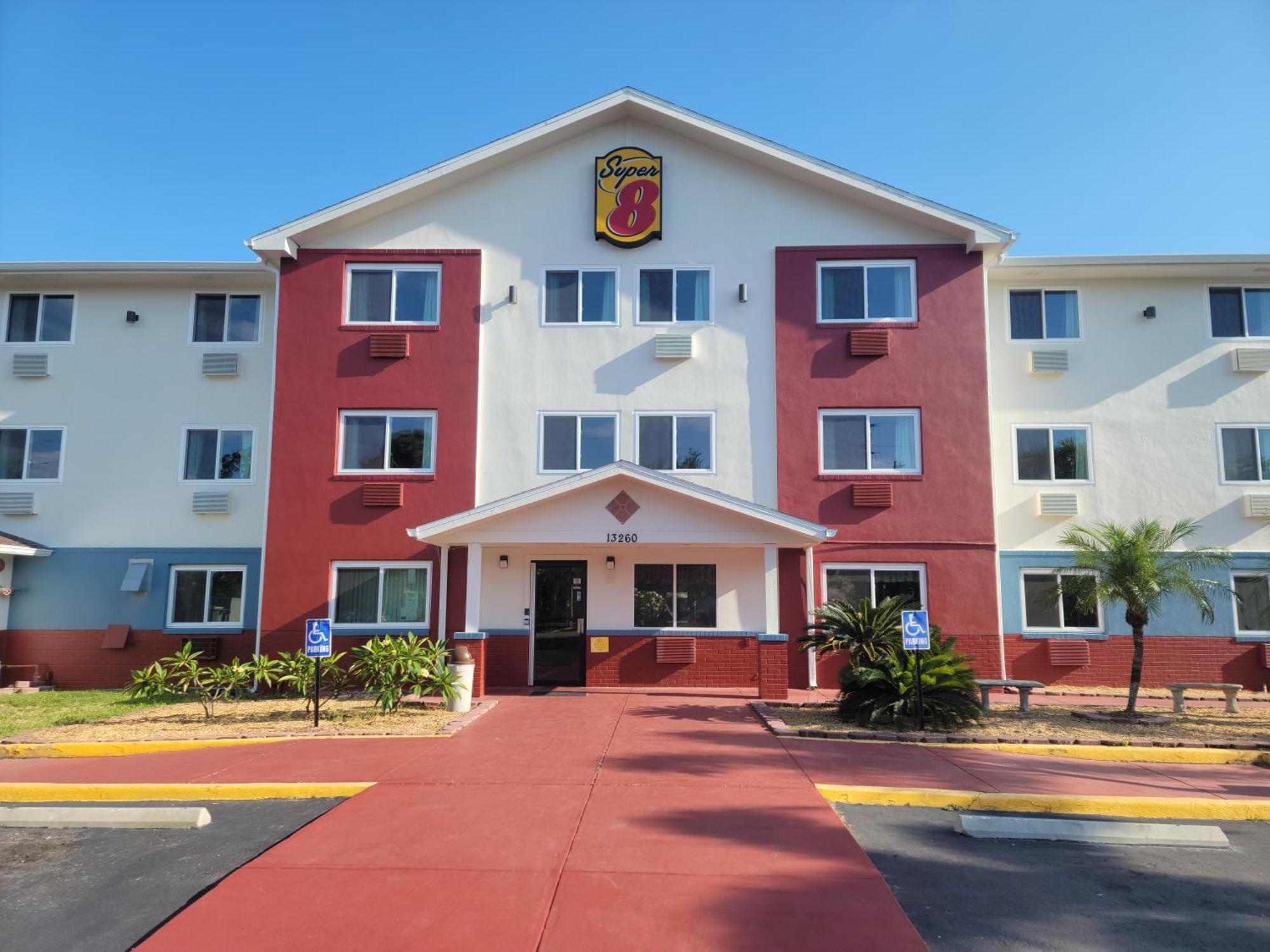 4 Business Hotels Near Minnreg Hall Worth Booking in Largo